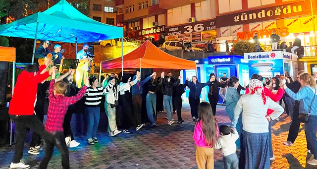 Korumalı: Grup Kopa konserine gelenler gönüllerince eğlendiler