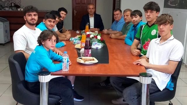 Korumalı: Güreşçiler, ASKF Başkanı Dağ ve yönetimini ziyaret ettiler