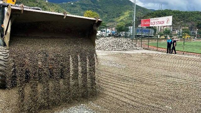 Korumalı: Borçka İlçe Stadında çevre düzenlemesi ve parke döşeme çalışması