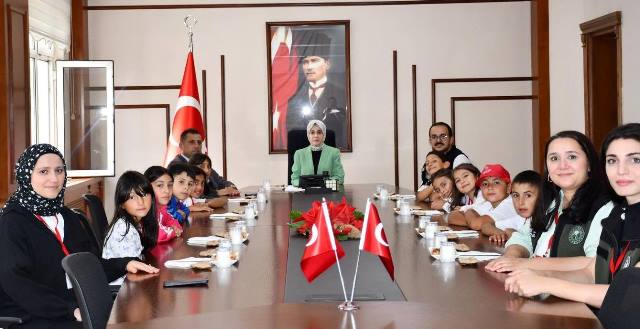 Korumalı: Kaymakam Büyükkılıç, öğrencileri makamında kabul etti
