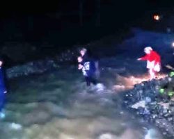 Korumalı: Borçka’da etkili olan sağanak yağışın ardından dere yataklarında taşkın meydana geldi