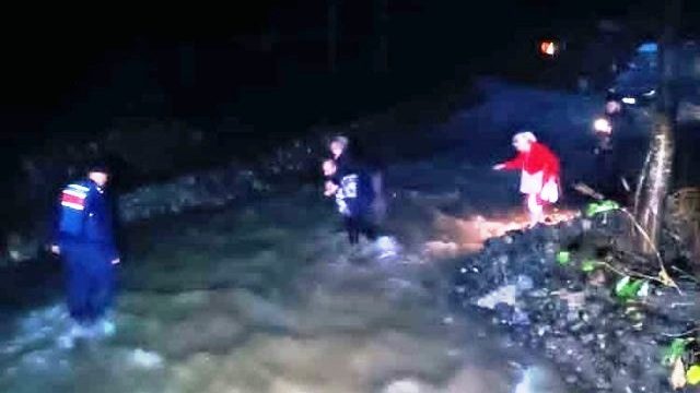 Korumalı: Borçka’da etkili olan sağanak yağışın ardından dere yataklarında taşkın meydana geldi