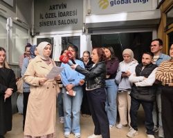 Korumalı: Görev yerlerinin değiştirilmesine tepki göstererek Artvin Çağrı Merkezi binası önünde basın açıklaması yapıldı