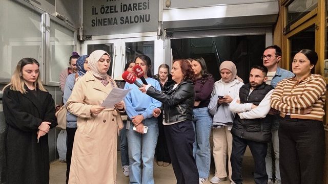 Korumalı: Görev yerlerinin değiştirilmesine tepki göstererek Artvin Çağrı Merkezi binası önünde basın açıklaması yapıldı