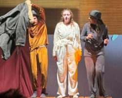 Korumalı: “Palto” adlı tiyatro oyunu severlerle buluştu