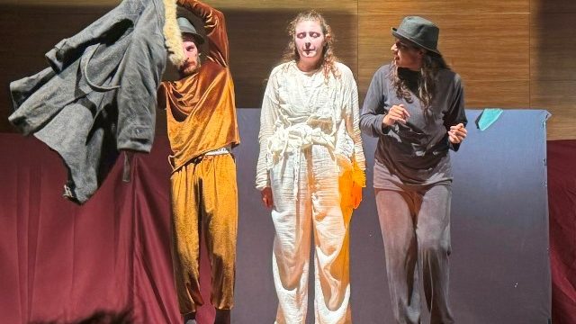 Korumalı: “Palto” adlı tiyatro oyunu severlerle buluştu