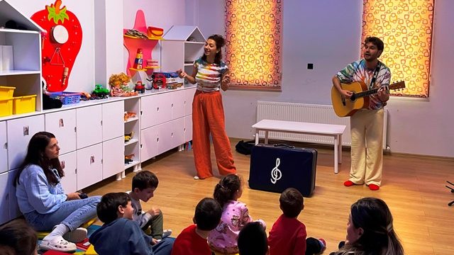 Korumalı: “Utangaç mı?” isimli müzikli çocuk oyunu, minik izleyiciler tarafından keyifle izlendi