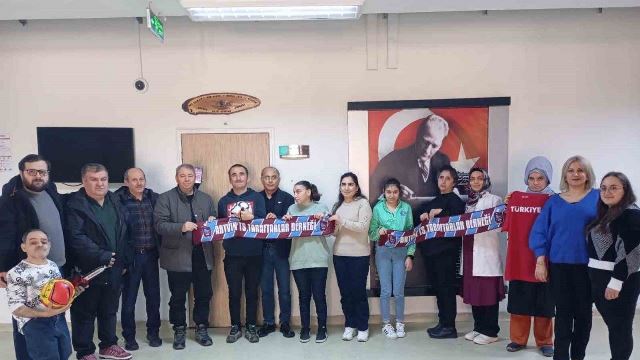 Artvin Trabzonspor Taraftarlar Derneği, özel gereksinimli bireyleri ziyaret etti