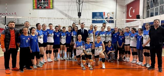 ORTAOKULLAR ARASI KIZ VOLEYBOL FİNALİ ARTVİN’DE GERÇEKLEŞTİRİLDİ