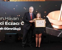 ARTVİNLİ ECZACI GÜMRÜKCÜ’YE “ALTIN HAVAN” ÖDÜLÜ