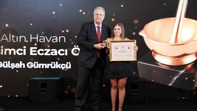 ARTVİNLİ ECZACI GÜMRÜKCÜ’YE “ALTIN HAVAN” ÖDÜLÜ