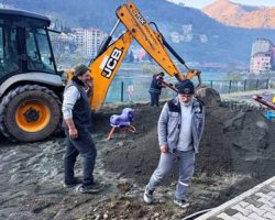 Borçka Belediyesi, çocuk park ve bahçelerini onarımdan geçiriyor