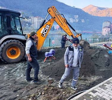 Borçka Belediyesi, çocuk park ve bahçelerini onarımdan geçiriyor