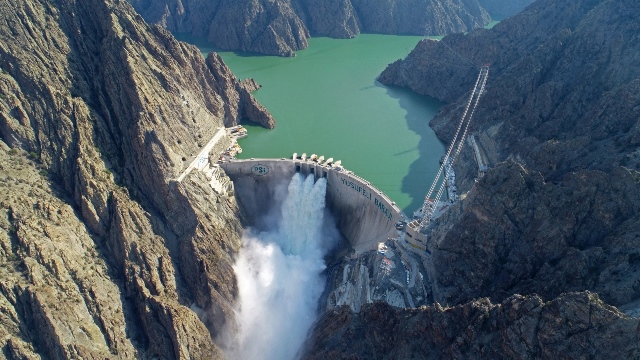 ÇORUH’UN MAVİ GERDANLIKLARI ÜLKEMİZİ AYDINLATIYOR
