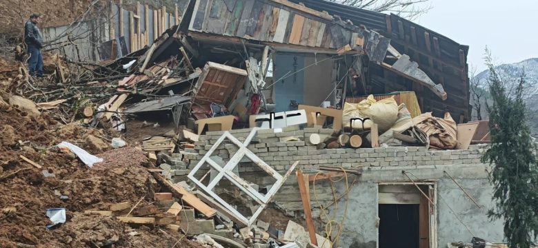 Gündoğdu’da 1 ev ile 1 ahır heyelanda yıkıldı