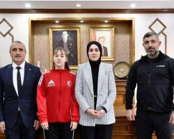 Kaymakam Büyükkılıç, başarılı sporcuyu ödüllendirdi