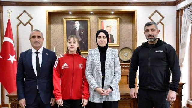 Kaymakam Büyükkılıç, başarılı sporcuyu ödüllendirdi