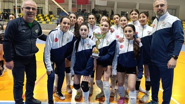 ARTVİN’DE GENÇ KIZLAR VOLEYBOL ŞAMPİYONU ARTVİNSPOR
