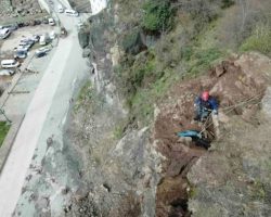 Aksu’daki Tehlikeli Kayalar Düşürüldü