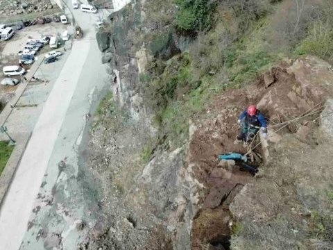 Aksu’daki Tehlikeli Kayalar Düşürüldü