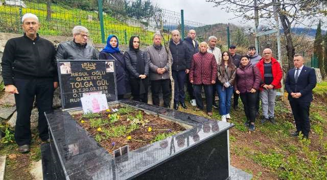 Artvinli Gazeteci Tolga Gül vefatının ikinci yılında mezarı başında özlemle anıldı