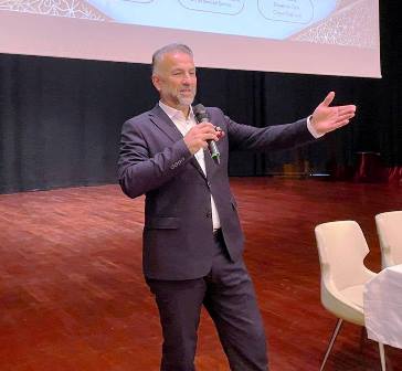 Özaydın, “ekranların yalnızca bilgi aktaran araçlar değil aynı zamanda topluma yön veren unsurlardır”