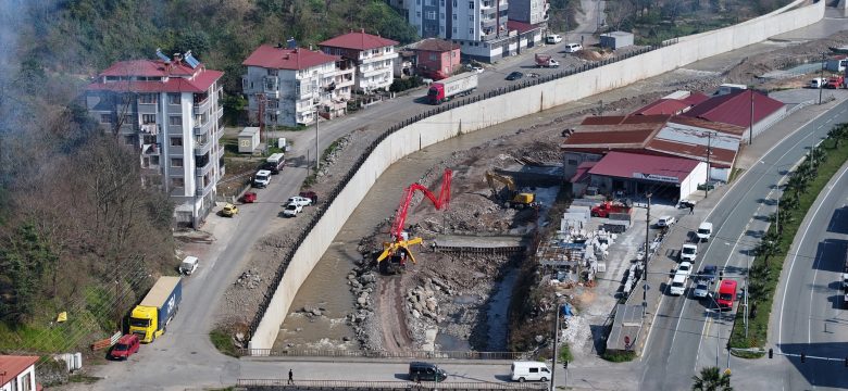 HOPA SUNDURA DERESİNDE ÇALIŞMALAR DEVAM EDİYOR