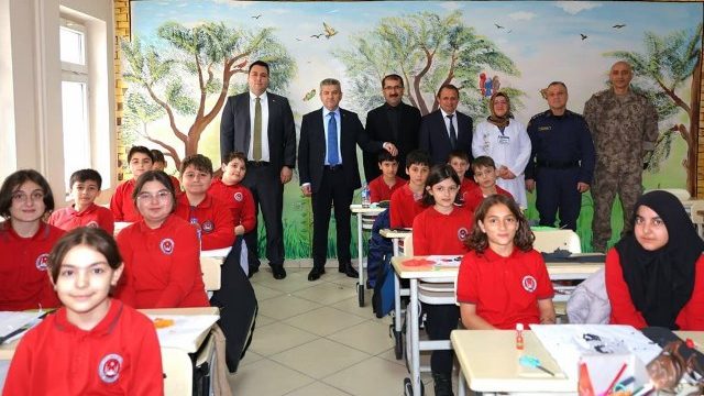 Vali Ergün, Artvin Şehit Erol İnce İmam Hatip Ortaokulu’nu Ziyaret Etti
