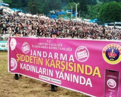 Jandarmalar ve ŞÖNİM Ekipleri Kafkasör’de Şiddete Karşı Bilgilendirme Yaptı