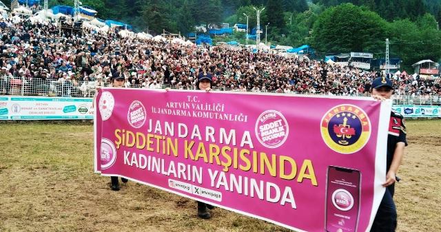 Jandarmalar ve ŞÖNİM Ekipleri Kafkasör’de Şiddete Karşı Bilgilendirme Yaptı