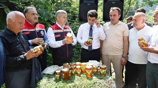 ATB Öncülüğünde Macahel’de Bal Sağımı