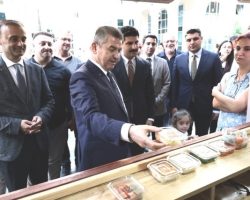 Vali Turan Ergün, Hopa Ekonomi Sokağı’nı Ziyaret Etti