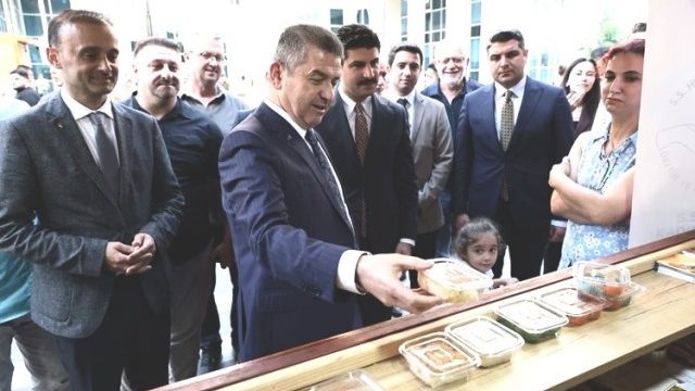 Vali Turan Ergün, Hopa Ekonomi Sokağı’nı Ziyaret Etti