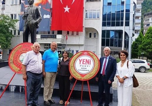 YENİ PARTİ 30 AĞUSTOS’TA ÇELENK SUNUMU YAPTI